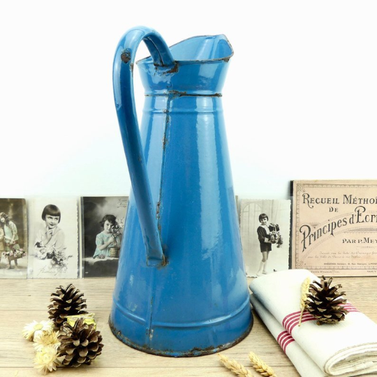 Grand broc émaillé vintage à damier bleu style Lustucru - Ressourcerie  Histoires Sans Fin