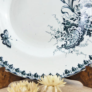 Assiette à soupe française Amandinoise décor rocaille Louis XV fleurs et papillon N2