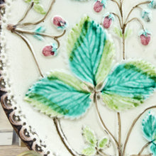 Charger l&#39;image dans la galerie, Assiette à dessert ancienne 19e siècle fraises des bois fleurs et fruits décor en relief N1