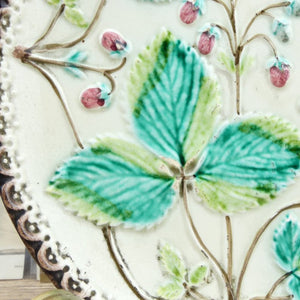 Assiette à dessert ancienne 19e siècle fraises des bois fleurs et fruits décor en relief N1