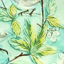 Charger l&#39;image dans la galerie, Assiette ancienne à dessert française 19e siècle oiseaux et fruits décor en relief N1