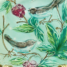 Charger l&#39;image dans la galerie, Assiette à dessert française 19e siècle oiseaux et fruits décor en relief