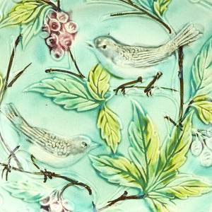 Assiette ancienne à dessert française 19e siècle oiseaux et fruits décor en relief N1