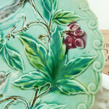 Charger l&#39;image dans la galerie, Assiette à dessert française 19e siècle oiseaux et fruits décor en relief