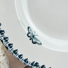Charger l&#39;image dans la galerie, Assiette creuse française, assiette à soupe décor rocaille Louis XV fleurs et papillon N4