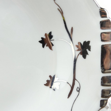 Charger l&#39;image dans la galerie, Grand plat Limoges Art Deco porcelaine blanche or et argentée décor de vigne