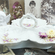 Charger l&#39;image dans la galerie, Grand plat de service en porcelaine blanche décor de fleurs