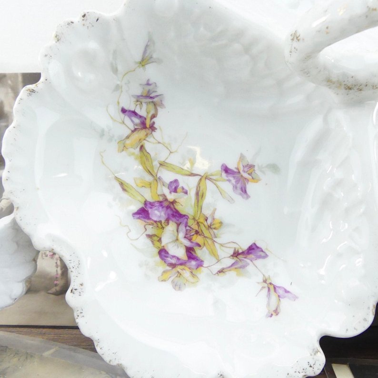 Grand plat de service en porcelaine blanche décor de fleurs –  chezmademoiselle