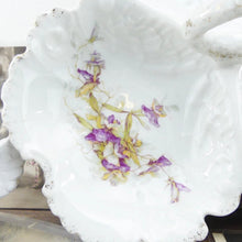 Charger l&#39;image dans la galerie, Grand plat de service en porcelaine blanche décor de fleurs