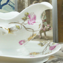 Charger l&#39;image dans la galerie, Grande saucière française en porcelaine blanche avec décor de fleurs roses