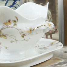 Charger l&#39;image dans la galerie, Grande saucière française en porcelaine blanche avec décor de fleurs roses