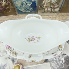 Charger l&#39;image dans la galerie, Grande saucière française en porcelaine blanche avec décor de fleurs roses