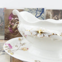 Charger l&#39;image dans la galerie, Grande saucière française en porcelaine blanche avec décor de fleurs roses