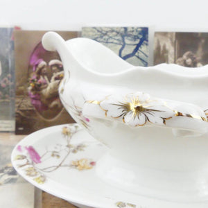 Grande saucière française en porcelaine blanche avec décor de fleurs roses