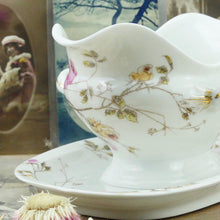 Charger l&#39;image dans la galerie, Grande saucière française en porcelaine blanche avec décor de fleurs roses