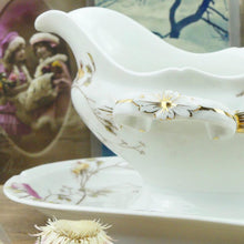 Charger l&#39;image dans la galerie, Grande saucière française en porcelaine blanche avec décor de fleurs roses