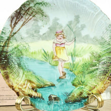 Charger l&#39;image dans la galerie, Assiette décor petite fille, assiette ancienne colorée paysage avec fille, assiette murale décorative colorée