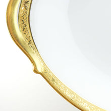 Charger l&#39;image dans la galerie, Grand plat oval Limoges Raynaud Ambassador Gold, grand de service luxueux, vaisselle de palace, vaisselle or et porcelaine blanche