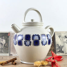 Charger l&#39;image dans la galerie, Grande Cruche à eau en faïence vintage décor bleu