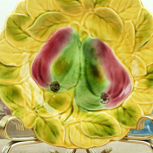 Assiette à dessert Sarreguemines décor fruits poires barbotine faïence française 1920