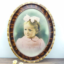 Charger l&#39;image dans la galerie, Cadre portrait petite fille au noeud rose vintage, portrait enfant cadre mural oval, cadre vintage