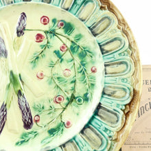 Charger l&#39;image dans la galerie, Assiette à asperges 19e siècle décor en relief, ancienne assiette à asperges colorée, assiette murale ancienne