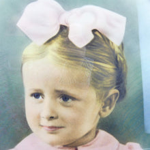 Charger l&#39;image dans la galerie, Cadre portrait petite fille au noeud rose vintage, portrait enfant cadre mural oval, cadre vintage