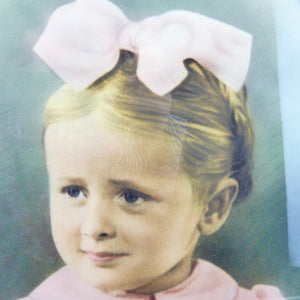 Cadre portrait petite fille au noeud rose vintage, portrait enfant cadre mural oval, cadre vintage