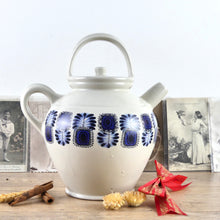 Charger l&#39;image dans la galerie, Grande Cruche à eau en faïence vintage décor bleu