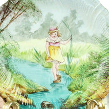 Charger l&#39;image dans la galerie, Assiette décor petite fille, assiette ancienne colorée paysage avec fille, assiette murale décorative colorée