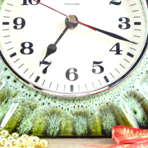 Horloge murale vintage Vedette en faïence verte