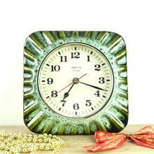 Charger l&#39;image dans la galerie, Horloge murale vintage Vedette en faïence verte