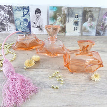 Charger l&#39;image dans la galerie, Ensemble de toilette salle de bain verre rose 1950 décor vintage rose, set de parfum vintage