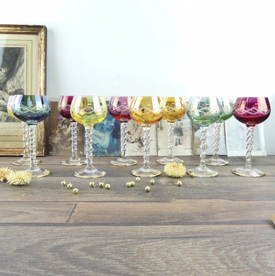 10 Verres à vin en sur pied colorés et décorés