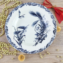 Charger l&#39;image dans la galerie, Assiette à soupe française 19e siècle Choisy le Roi HB terre de fer avec décor d’insectes et de fleurs