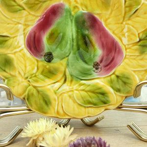 Assiette à dessert Sarreguemines décor fruits poires barbotine faïence française 1920